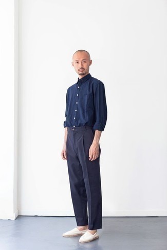 С чем носить бело-темно-синие эспадрильи мужчине