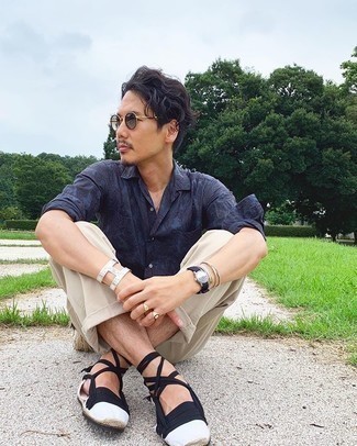 С чем носить бело-темно-синие эспадрильи мужчине