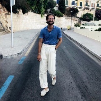 С чем носить бело-темно-синие эспадрильи мужчине