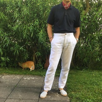 Какие футболки-поло носить с бело-темно-синими эспадрильями мужчине