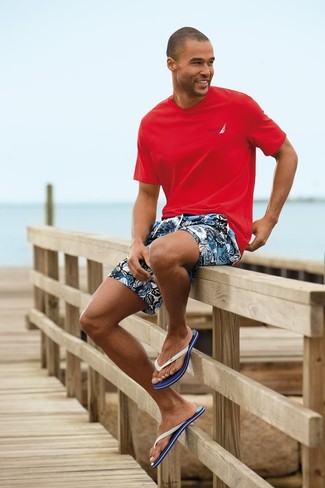 С чем носить бело-темно-синие сланцы мужчине