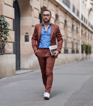 С чем носить бело-темно-синий нагрудный платок в мелкую клетку