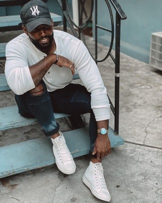 С чем носить бело-темно-синий свитер с горловиной на пуговицах