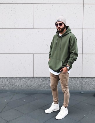 С чем носить бело-темно-синие высокие кеды мужчине