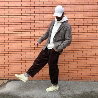 Какие пиджаки носить с бело-темно-синим худи мужчине