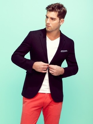 С чем носить бело-темно-синий нагрудный платок с узором "гусиные лапки"