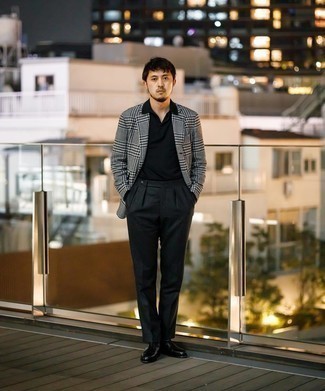 С чем носить бело-темно-синюю куртку мужчине