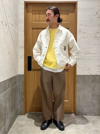 С чем носить бело-темно-синюю куртку мужчине