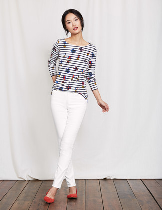 С чем носить бело-темно-синие джинсы женщине