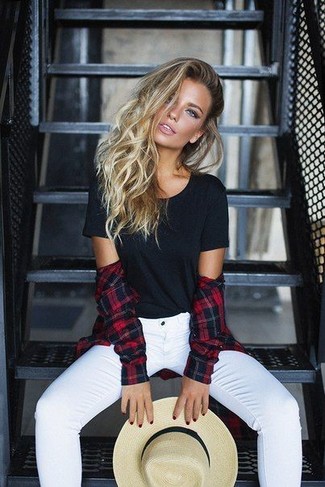 С чем носить бело-темно-синие джинсы женщине