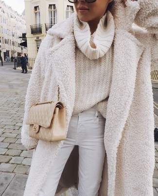 С чем носить бело-темно-синие джинсы женщине