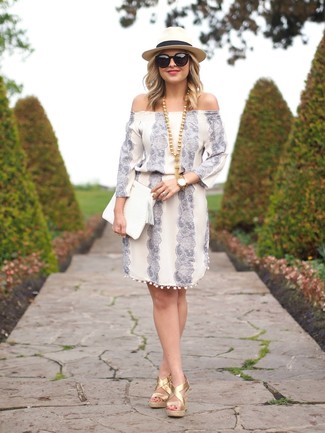 С чем носить бело-темно-синий кожаный клатч