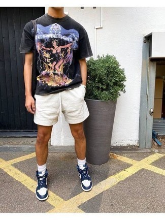 С чем носить бело-темно-синие кожаные высокие кеды мужчине