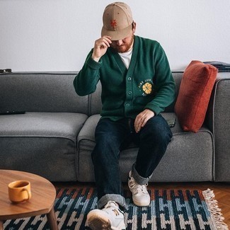 С чем носить бело-темно-синие кожаные низкие кеды мужчине