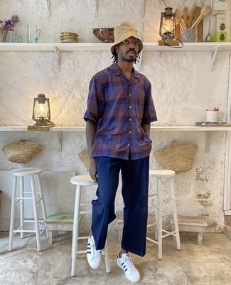 С чем носить бело-темно-синие кожаные низкие кеды мужчине