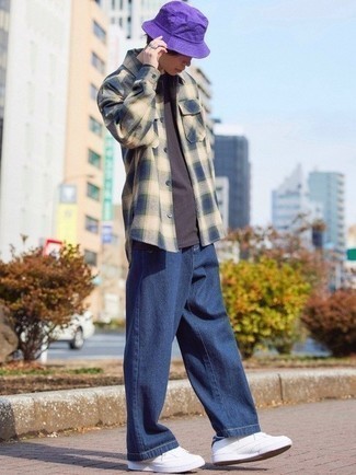 С чем носить бело-темно-синие кожаные низкие кеды мужчине