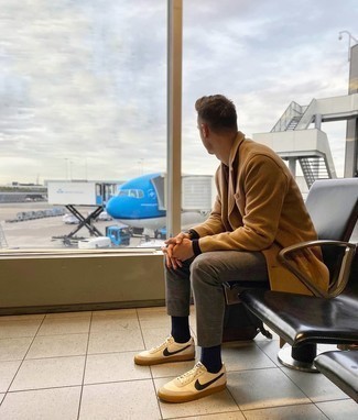 С чем носить бело-темно-синие кожаные низкие кеды мужчине