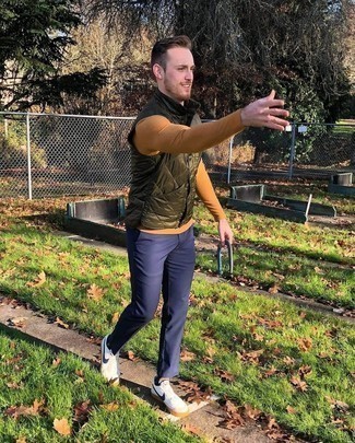 С чем носить бело-темно-синие кожаные низкие кеды мужчине