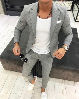 Какие пиджаки носить с бело-темно-синими лоферами мужчине