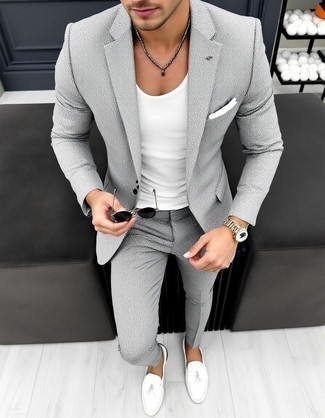 С чем носить бело-темно-синие лоферы мужчине