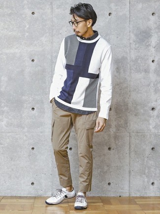 Какие низкие кеды носить с бело-темно-синей футболкой с длинным рукавом мужчине