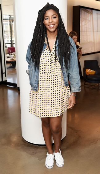 С чем носить бело-темно-синие низкие кеды женщине