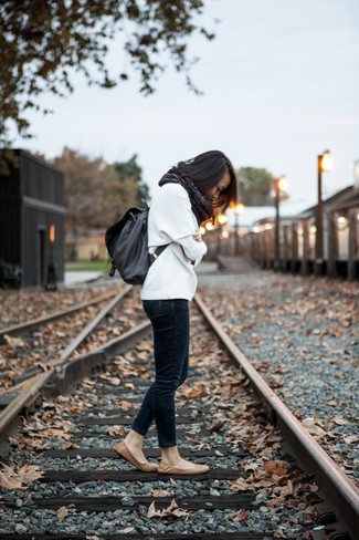 С чем носить бело-темно-синий свободный свитер