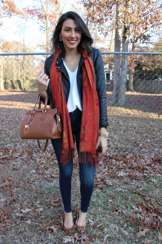 С чем носить бело-темно-синий свободный свитер