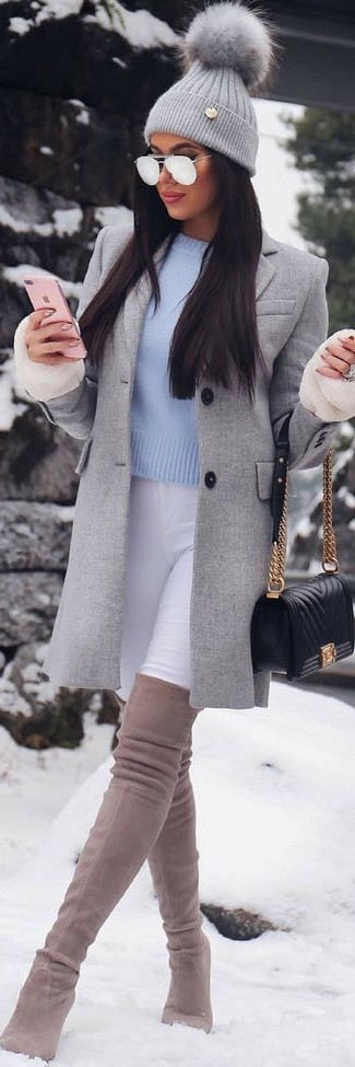 С чем носить бело-темно-синие брюки женщине