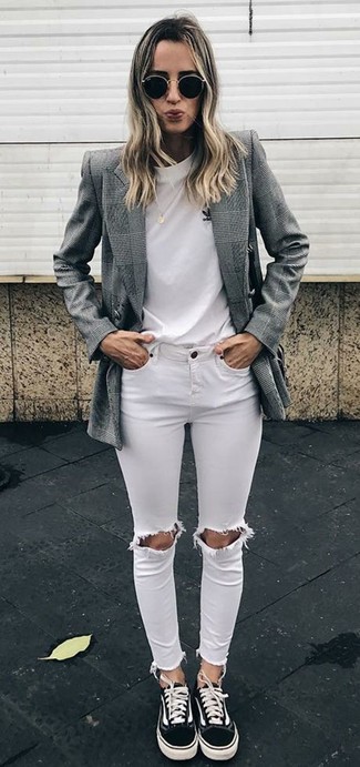 С чем носить бело-темно-синие брюки женщине