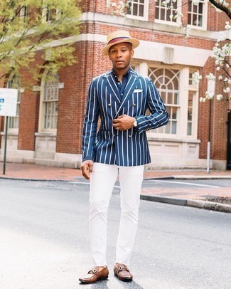 С чем носить бело-темно-синий нагрудный платок