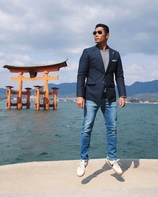 С чем носить бело-темно-синий нагрудный платок