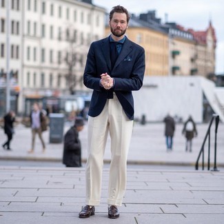 С чем носить бело-темно-синий нагрудный платок