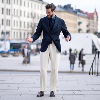 С чем носить бело-темно-синий нагрудный платок