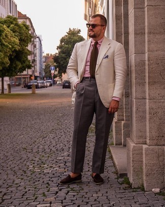 С чем носить бело-темно-синий нагрудный платок