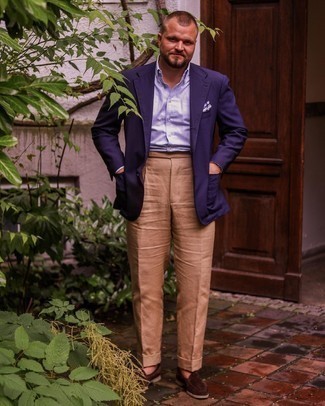 С чем носить бело-темно-синий нагрудный платок