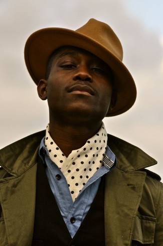 С чем носить бело-темно-синий шарф в горошек мужчине