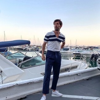 Какие брюки чинос носить с бело-темно-синей футболкой-поло