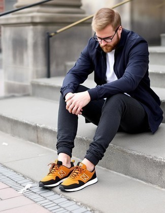 С чем носить бело-темно-синюю футболку-поло мужчине