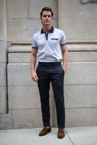С чем носить бело-темно-синюю футболку-поло мужчине