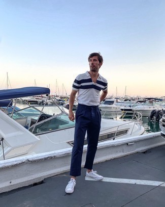 С чем носить бело-темно-синюю футболку-поло мужчине