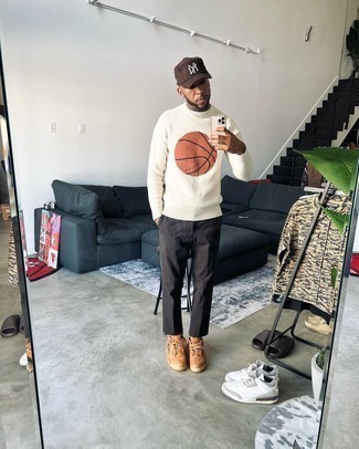 С чем носить бело-темно-синий свитер с круглым вырезом с принтом мужчине