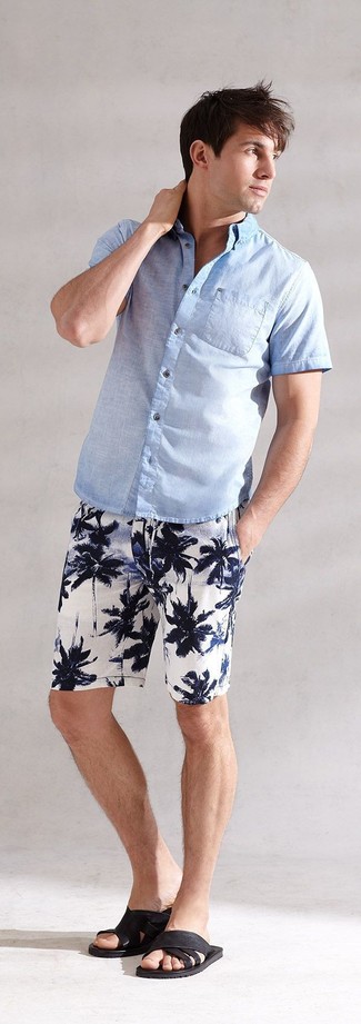 С чем носить бело-темно-синие шорты с принтом мужчине