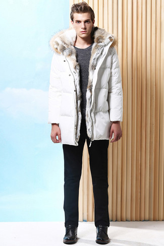 Какие брюки чинос носить с бело-темно-синим пуховиком