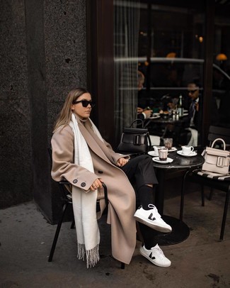 С чем носить бело-темно-синий шарф женщине