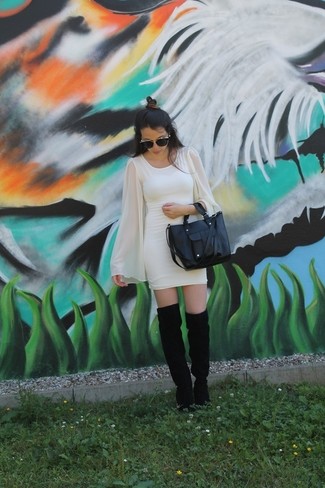 С чем носить бело-темно-синего платье-футляр