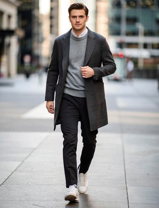 С чем носить бело-темно-синюю рубашку мужчине