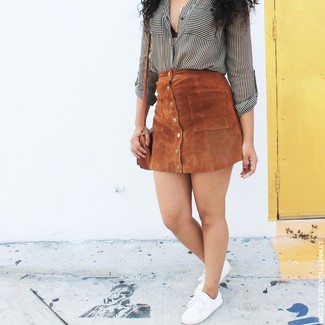 С чем носить бело-темно-синюю рубашку женщине