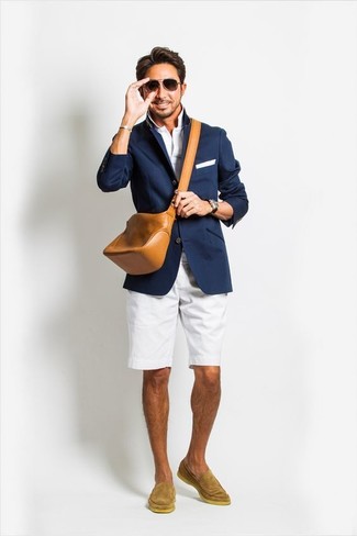 Какие пиджаки носить с бело-темно-синими шортами мужчине