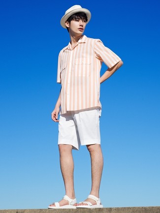 Какие сандалии носить с бело-темно-синими шортами мужчине